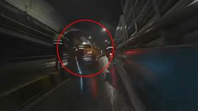 運將直接連人帶車衝上分隔島。（圖／翻攝畫面）