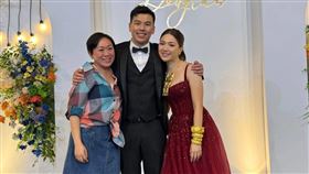 王祖藍的妹妹（右）近日結婚。（圖／翻攝自threads）