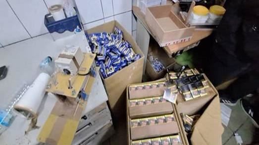 專勤隊破門查私菸　女移工突熊抱台男痛哭