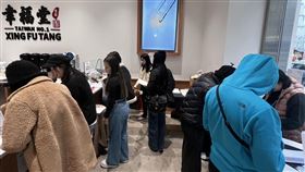 海外僑胞簽署罷免藍委連署書（圖／台美聯罷工作站提供）