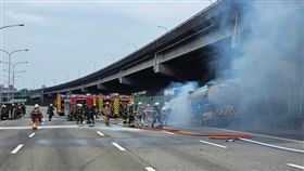 國道發生油罐車的火燒車意外，場面相當驚悚。（圖／消防隊提供）