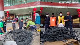 為了以示補救，警方逮獲犯嫌還晾在243公斤電纜前示眾拍照。（圖／翻攝畫面）