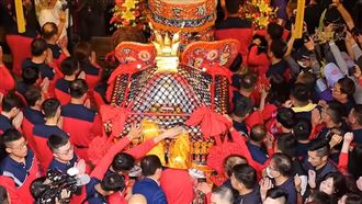 煙火開道60萬人追隨大甲媽　感人起駕曝