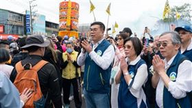 ▲環境部長彭啓明（左），帶同仁參與大甲媽祖遶境。（翻攝自彭啓明臉書）