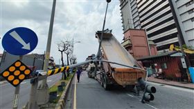 紅綠燈遭大貨車勾斷，荒謬現場曝光。（圖／翻攝畫面）