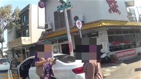 民眾黨不分區立委林憶君辦公室主任孟憲法12日在花蓮市區違規停車，還辱罵員警、嗆找局長。（圖／翻攝畫面）