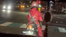 台中男「揹步槍騎車」嚇壞路人！下場慘了