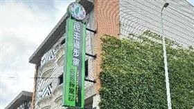 吳尚雨疑遭中共吸收成共諜 遭開除民進黨籍民進黨嘉義縣黨部7日發布聲明，指總統府總統辦公室聘用諮議吳尚雨疑遭中共情治單位吸收成為共諜，經黨部評議委員開會通過開除黨籍。（民進黨嘉義縣黨部提供）中央社記者蔡智明傳真  114年4月7日