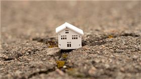 作為防災措施之一，都市更新應被積極推動，以強化城市與居民的安全韌性。 ( 圖 / 資料圖取自freepik )