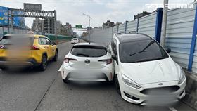 ▲北市鄭男開車行經新生高架時，因前車突然變換車道而追撞釀禍。（圖／翻攝畫面）