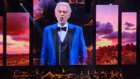 ▲安德烈波伽利站上台北大巨蛋，3.4萬粉絲陶醉在「上帝親吻過的歌聲中」。（圖／記者鍾志鵬攝影）