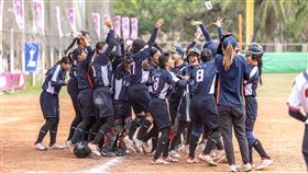 東山女壘4局扣倒埔里收下隊史第3冠也首度完成連霸。（圖／高中體總提供）