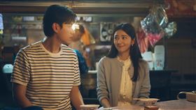 李程彬與郭雪芙小吃攤聊天。（圖／華視、公視台語台提供）