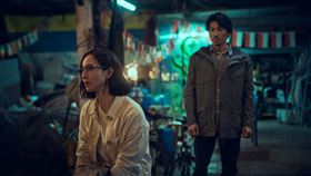 張鈞甯和連炳發感情在患難中更進一步升溫。（圖／公視、中華電信、瀚草文創提供）