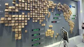 ▲台股補跌重挫，投資人逆勢撿便宜，0050單日淨申購達31.8億元。（圖／記者師瑞德攝影）