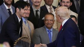 ▲世界大賽冠軍道奇隊前往白宮，川普與大谷翔平握手。（圖／美聯社／達志影像）