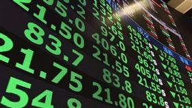 川普政府宣布加徵關稅措施，引起全球股市劇烈震盪，台股今崩跌逾2000點。（示意圖／報系資料照）