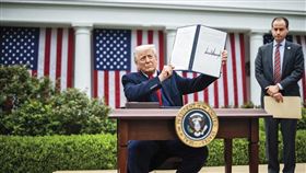 川普在白宮玫瑰花園舉行的記者會，讓全球股市震動。（翻攝The White House FB）