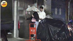 近20分鐘後，各務禮美奈一手拿鑰匙開門，另一手拎著兩盒便當，張家陞跟著進到她的住處。（圖／本刊攝影組）