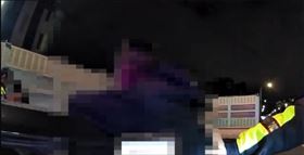 2男莫名將車違停槽化線，結果被警方逮到吃毒。（圖／翻攝畫面）