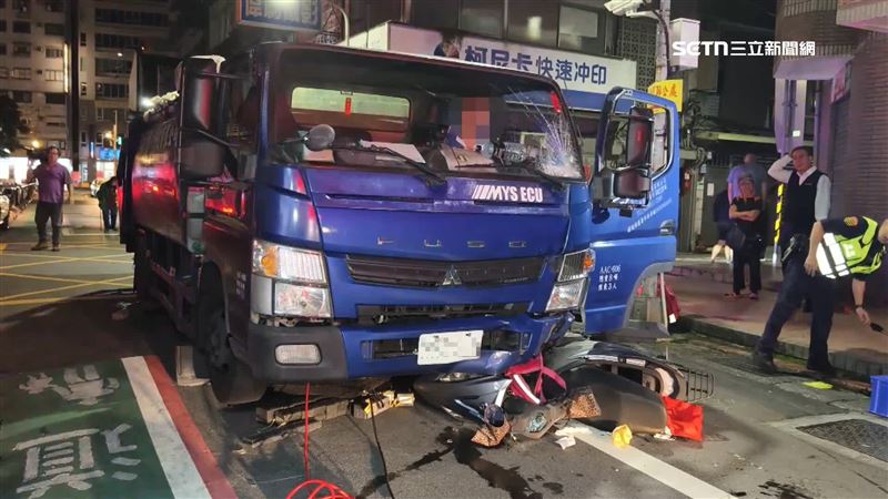 迎頭撞上回收車　女外送員卡車底痛苦哀號