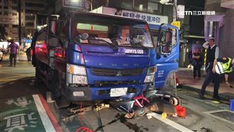 迎頭撞上回收車　女外送員卡車底痛苦哀號