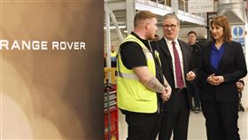 英國車業遭美課徵25%關稅  政府釋政策利多支援英國汽車製造業未能避免美國對所有進口車輛課徵的25%關稅，首相施凱爾（右2）7日與財政大臣里夫斯（右1）一同造訪位於英格蘭的一座捷豹荒原路華車廠，宣布政策利多支援英國車業。（英國首相府提供）中央社記者陳韻聿倫敦傳真  114年4月8日