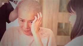 吳文忻的女兒親手為她剃頭髮。（圖／翻攝自吳文忻IG）