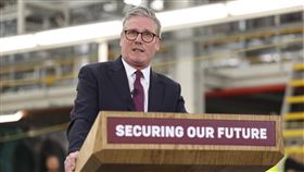 英相施凱爾與星國總理黃循財通話  重申貿易戰無贏家英國首相施凱爾7日與新加坡總理黃循財通話，雙方皆同意，貿易戰沒有贏家。圖為施凱爾7日造訪英國汽車品牌「捷豹荒原路華」生產基地，提出支援英國車業的措施。美國總統川普對進口車輛一律課徵25%進口關稅。（英國首相府提供）中央社記者陳韻聿倫敦傳真  114年4月8日