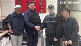 ▲美籍遊客菲利浦（右二）手機失而復得，主動要求與警員合照。（圖／翻攝畫面）