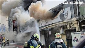 ▲台北市環河北路二段平房起火燃燒，警消救出1名40歲女子。（圖／翻攝畫面）