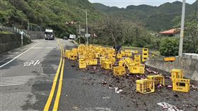 新北市貢寮區台2線86.2公里處（(宜蘭往基隆方向）發生一起事故，馬姓男子今早10時許駕駛大貨車經過該處時，因貨物捆綁不實，導致車上的瓶裝米酒翻落散布路面，員警已獲報到場處管制，目前開放單線雙向通行。