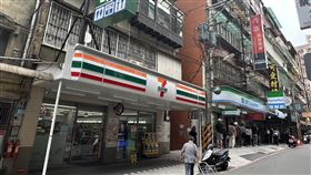 ▲兩大超商龍頭、成為台股重挫中少數亮點。（圖／記者余國棟攝影）