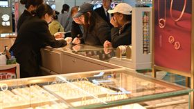 全球金價下跌  中國民眾趁機搶購金飾美國日前宣布向各國徵收對等關稅，間接導致金價下跌，中國民眾立即趁機搶購金飾。圖為4月5日內蒙古呼和浩特市一商場內，民眾選購金飾。（中新社提供）中央社  114年4月8日