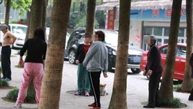 中國,撞樹鍛鍊,老人家,吊頸健身（圖／翻攝自微博）