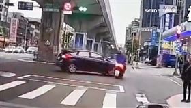 婦違規右轉竄出　騎士遭撞人噴飛多處傷