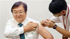 衛福部長邱泰源特於今日中午帶頭挽袖完成接種新冠JN.1疫苗第2劑。（圖／疾管署提供）