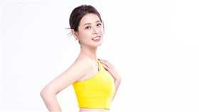 李燕身穿黃色兩截式斜肩上衣極短裙，露出纖細螞蟻腰與Ｓ型線條。（圖／CHOYeR曲易提供）