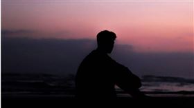 女子親手溺死女兒，兒子時隔多年後仍難以釋懷。（示意圖／Unsplash）