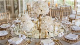 雲品國際以輕奢金色系，打造「優雅的法式宅邸婚禮」讓來參與婚禮的賓客擁有絕佳體驗，以純白與金，呈現低調奢華的完美平衡。（圖／飯店旅宿業者提供）