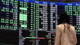 台股跌772.4點（1）美國總統川普對等關稅風暴持續，台股8日續跌，在內需及傳產類股撐盤下，終場上市櫃公司跌停家數縮減至770檔，加權指數收18459.95點，下跌772.4點，為史上第8大收盤跌點。中央社記者翁睿坤攝  114年4月8日