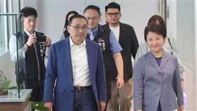 侯友宜率隊赴台中交流  盧秀燕親自迎接新北市長侯友宜（前左）8日率隊到台中進行城市交流，台中市長盧秀燕（前右）親自迎接。中央社記者郝雪卿攝  114年4月8日