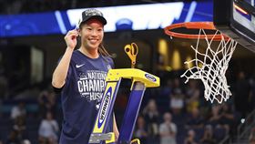 ▲康乃狄克擊敗南卡羅來納，拿下NCAA一級女籃冠軍，先發後衛凱特琳（Kaitlyn Chen）父母都是台灣移民。（圖／美聯社／達志影像）