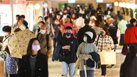 11月CPI回跌至2.9%  漲幅略為收斂主計總處6日公布11月消費者物價指數（CPI）漲幅略微收斂至2.9%，綜合統計處專門委員曹志弘指出，從大方向來看，隨著國際原物料價格回跌至俄烏戰爭前水準，廠商成本壓力減輕，物價上漲壓力可望趨緩，但民眾經常購買品項漲幅顯著高於平均，導致民眾要對通膨降溫有感，可能還需要一點時間。圖為台北京站時尚廣場午後逛街購物人潮。中央社記者王騰毅攝  112年12月6日