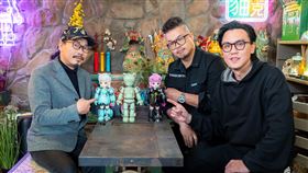 藝術家李承道、作詞家方文山、世界冠軍葉韋廷攜手譜出藝術跨界對話，潮流限量版公仔《小青》即將登場。(圖/業者提供)