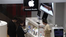 對等關稅衝擊  美國原產成分20%成逃生門檻美國宣布對等關稅措施震撼全球，但根據美國聯邦政府文件中的9903.01.34指出，銷美產品中如果美國原產成分（US content）占進口貨品報關價值20%以上，美國自製的部分可以豁免關稅，AI伺服器、iPhone手機以及MacBook筆電等科技供應鏈都有機會受惠。圖為台北市信義區蘋果專賣店。中央社記者趙世勳攝  114年4月6日