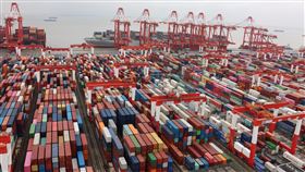 中美關稅戰升溫  貿易脫鉤情況加劇在中國反制美方對等關稅後，美國總統川普7日揚言對中國再額外課徵50%關稅，今年對中國商品的關稅累積已至104%，中方態度無軟化之意。中美貿易脫鉤問題引發關注，學者吳心伯認為，中國打的是有準備之仗，但是對於高度依賴對方的產品，中美都可能有豁免或減免關稅措施。圖為2023年上海洋山港自動化碼頭中的眾多進出口貨櫃。中央社記者張淑伶上海攝  114年4月8日