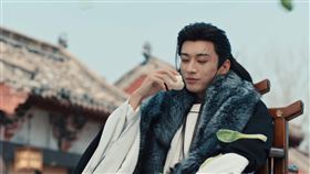 劉學義《春花焰》淡定吃饅頭面對百姓謾罵。（圖／中天娛樂台提供）