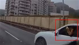 保時捷駕駛逼車後比中指。（圖／翻攝畫面）