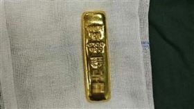 大陸江蘇省蘇州市11歲男孩小錢（化姓）近日在家中玩耍時，不慎將一枚重100公克的金條吞入腹中。（圖／翻攝自現代快報）